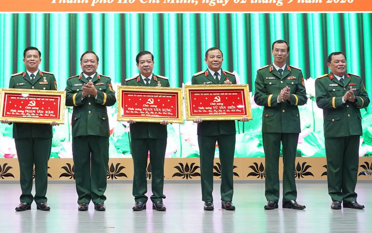 Thiếu tướng Vũ Văn Điền cùng các lãnh đạo, nguyên lãnh đạo Bộ Tư lệnh TP.HCM nhận Huy hiệu 35 năm tuổi Đảng