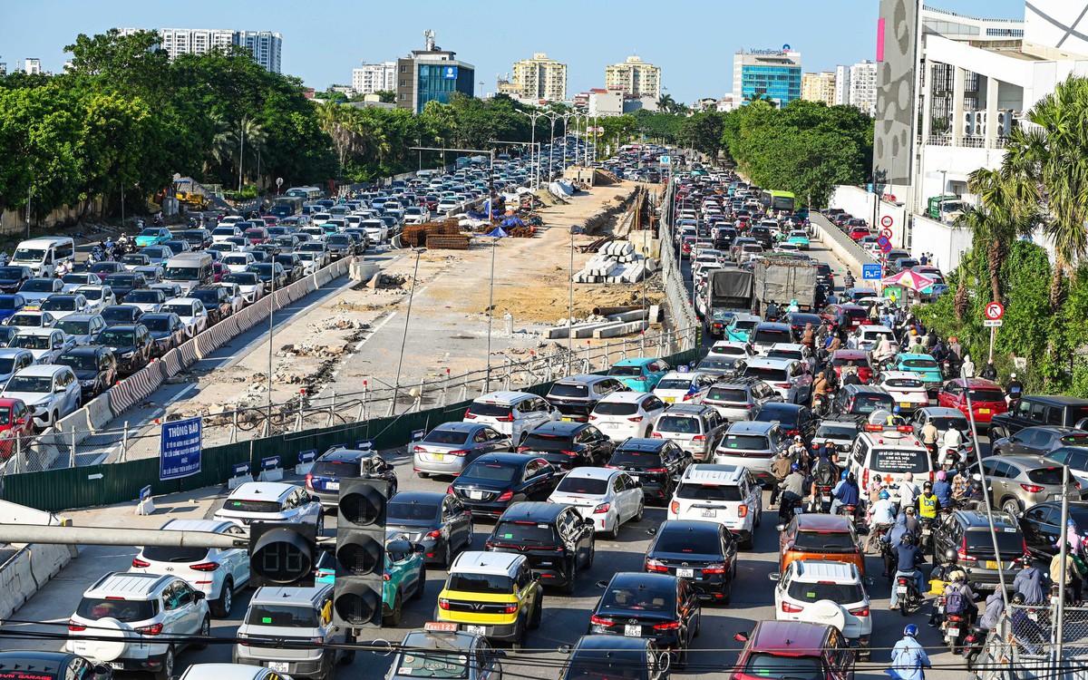 Người dân trở lại Hà Nội sau kỳ nghỉ lễ, dòng xe kẹt cứng ở cầu Vĩnh Tuy