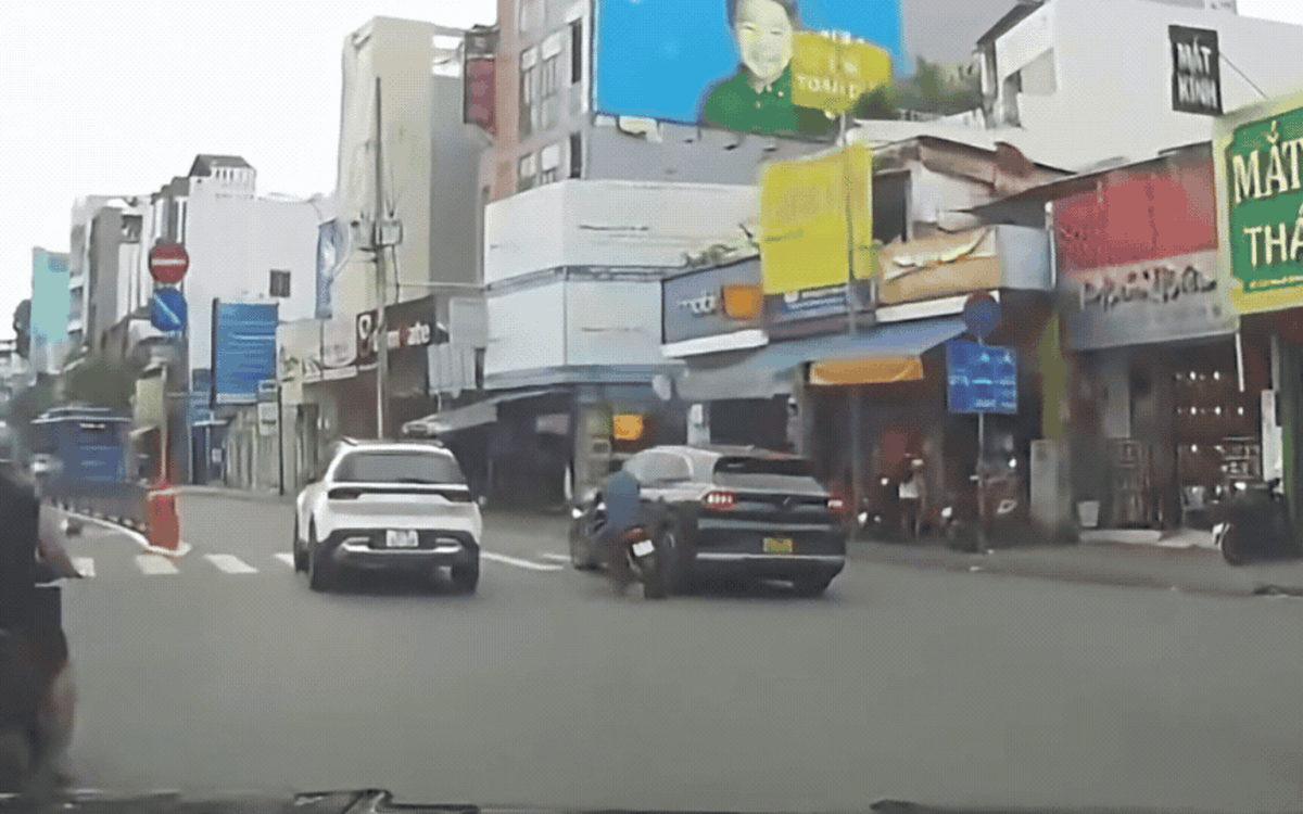 Mời tài xế taxi ép ngã xe máy ở phường Bình Thạnh lên làm việc