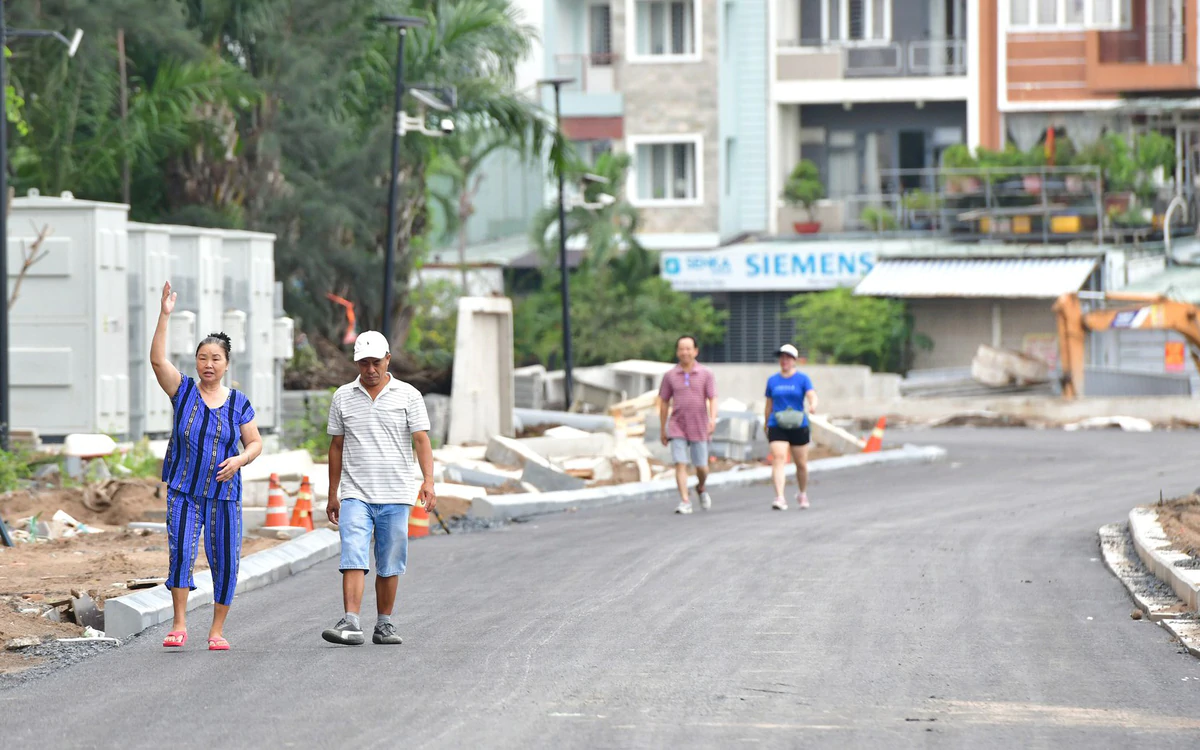 Khu nhà lấn chiếm ven rạch Xuyên Tâm thành đường nhựa, từ cầu Bình Lợi đi An Phú Đông chỉ 5 phút