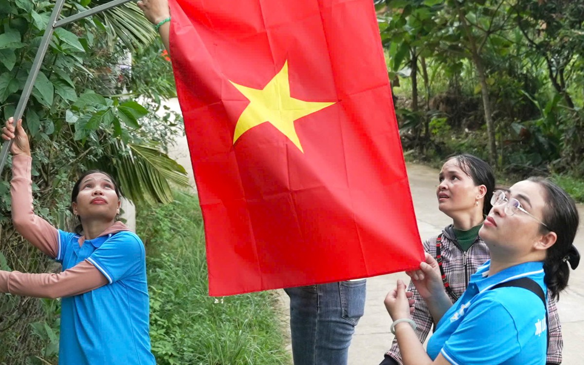 Phụ nữ làm rực rỡ những 'Đường cờ Tổ quốc'