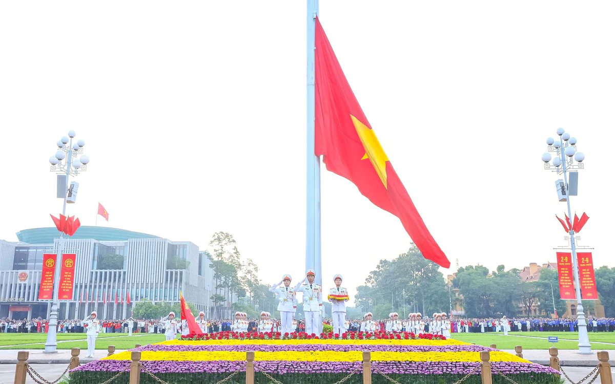 Cả ngàn người chứng kiến lễ thượng cờ tại quảng trường Ba Đình trong ngày Quốc khánh 2-9