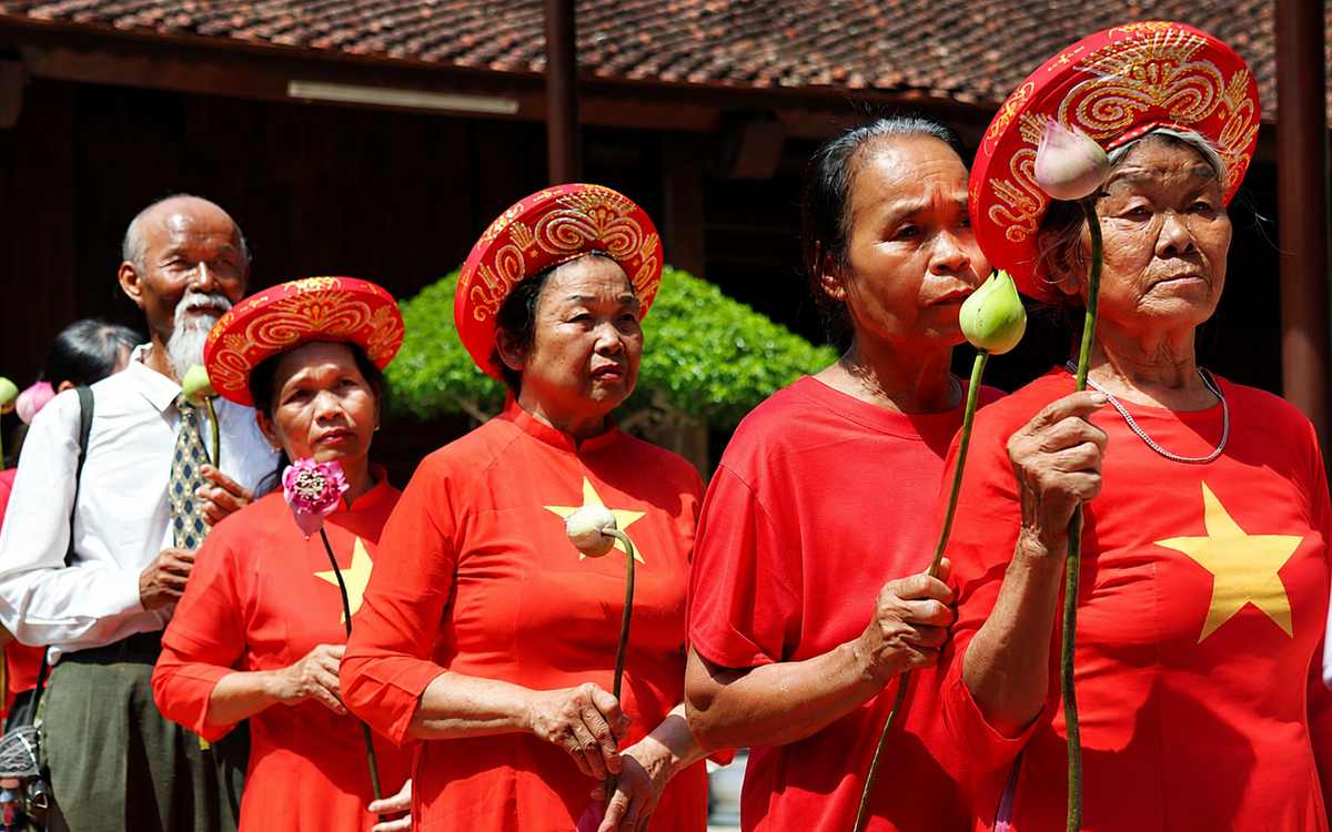Dòng người thành kính dâng hoa sen trong lễ giỗ Chủ tịch Hồ Chí Minh