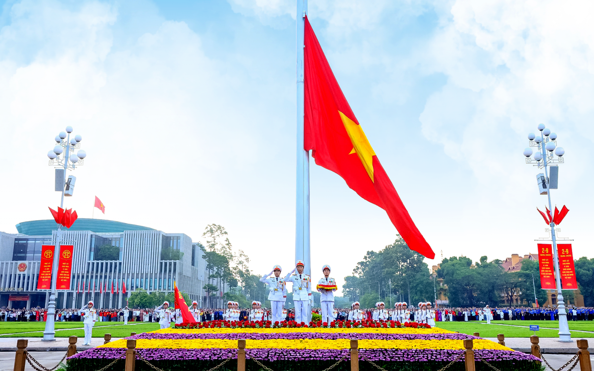 Cả ngàn người chứng kiến lễ thượng cờ tại quảng trường Ba Đình trong ngày Quốc khánh 2-9
