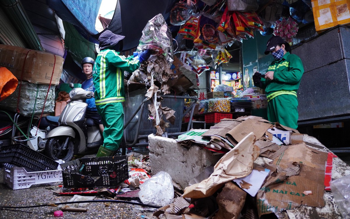 Chợ Vinh ngổn ngang rác hàng hóa sau trận mưa kỷ lục