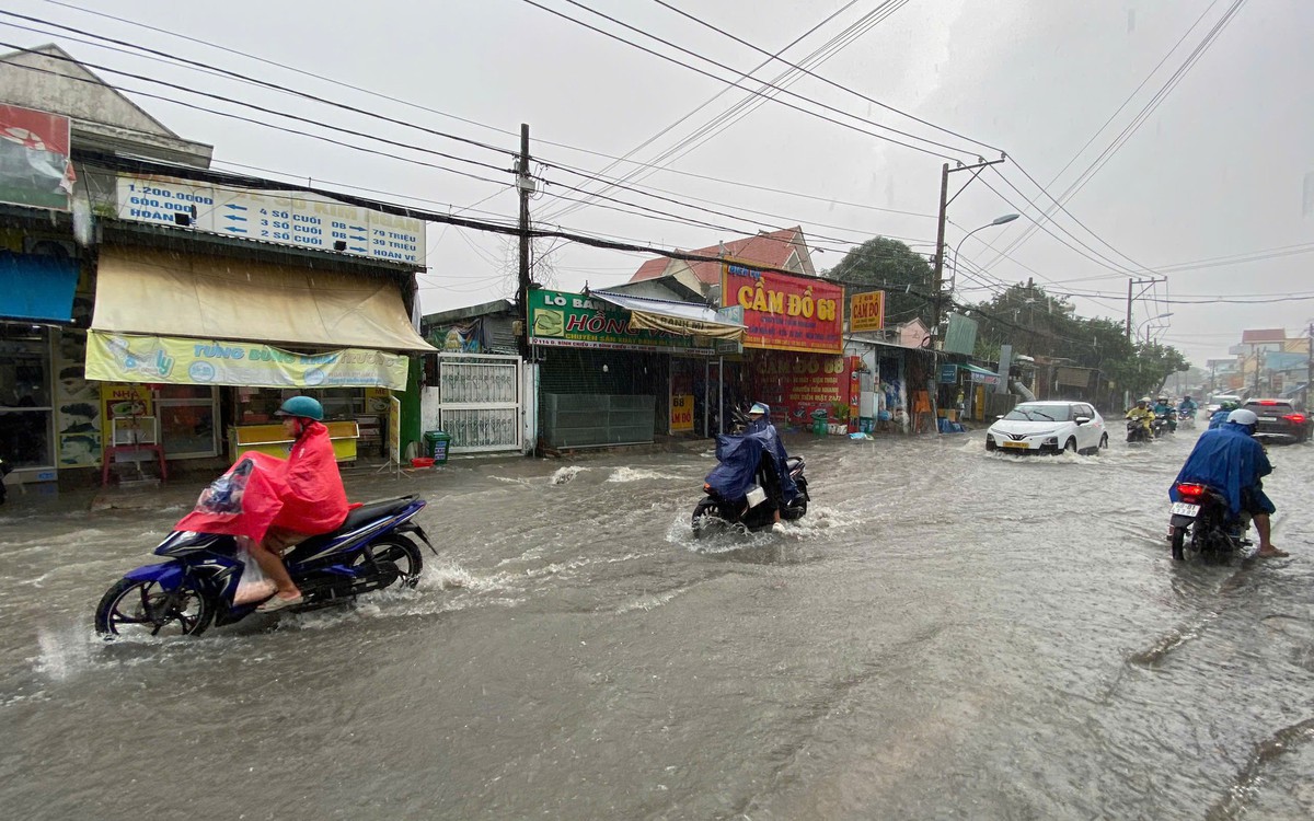 Mưa lớn giữa trưa chủ nhật, đường Bình Chiểu ở TP.HCM ngập nửa bánh xe sau 15 phút