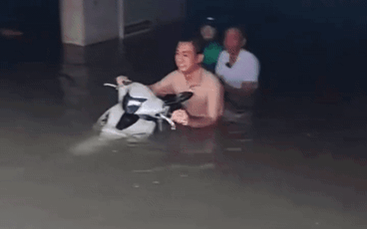 Bơm nước cả ngày 'cứu' nhiều xe máy trong hầm chung cư ở Vinh sau mưa lịch sử