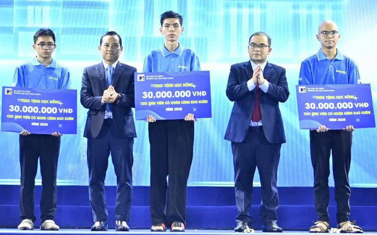4 nhân vật của 'Tiếp sức đến trường' trên Tuổi Trẻ được Bách khoa Đà Nẵng trao học bổng