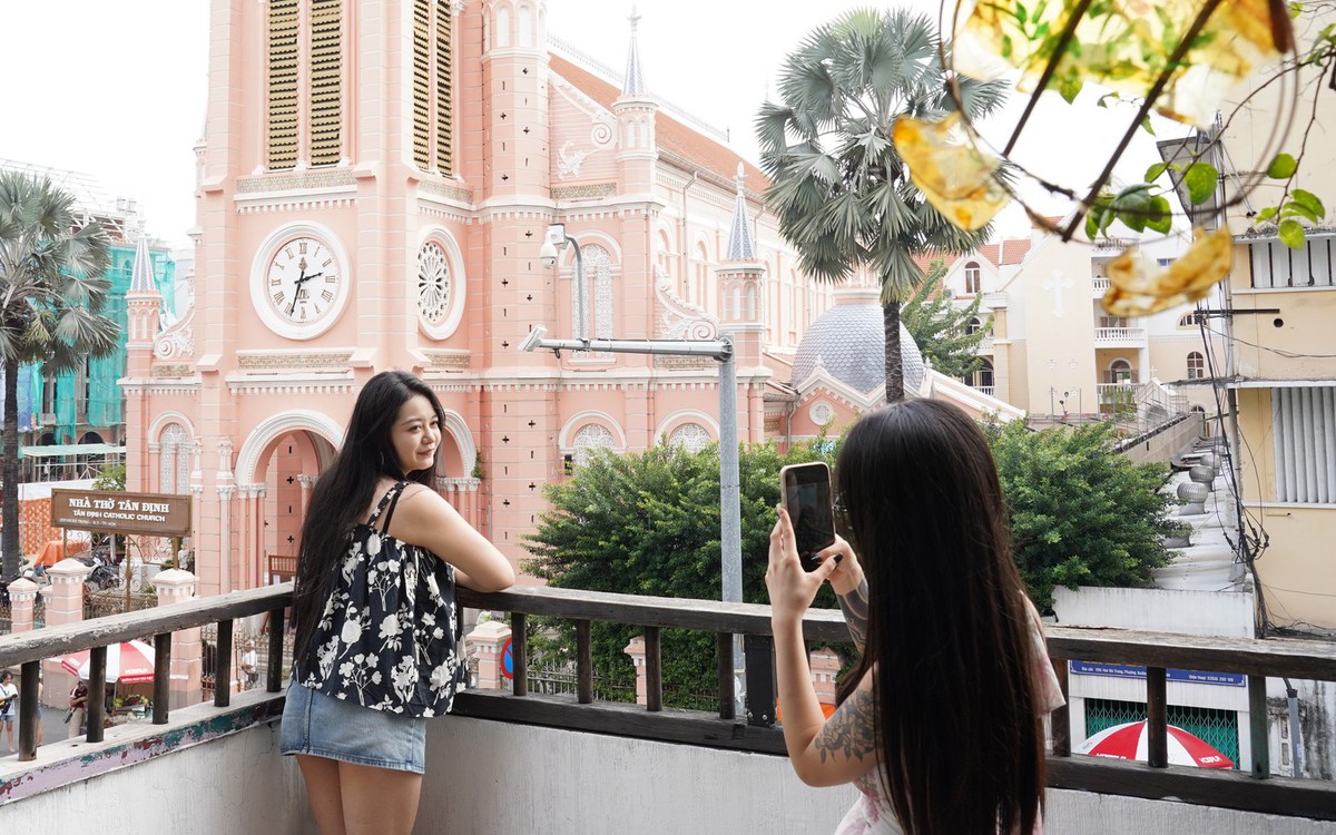 Ngồi cà phê, ngắm nhà thờ màu hồng, khu phố Tân Định, TP.HCM vào top 'chất nhất thế giới'