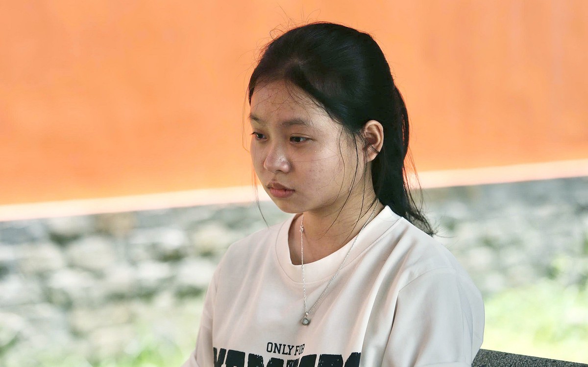 ‘Xin mẹ ráng nuôi con học’, nữ sinh mồ côi làm xưởng nhang từ lớp 10, vào đại học bằng tiền mẹ vay