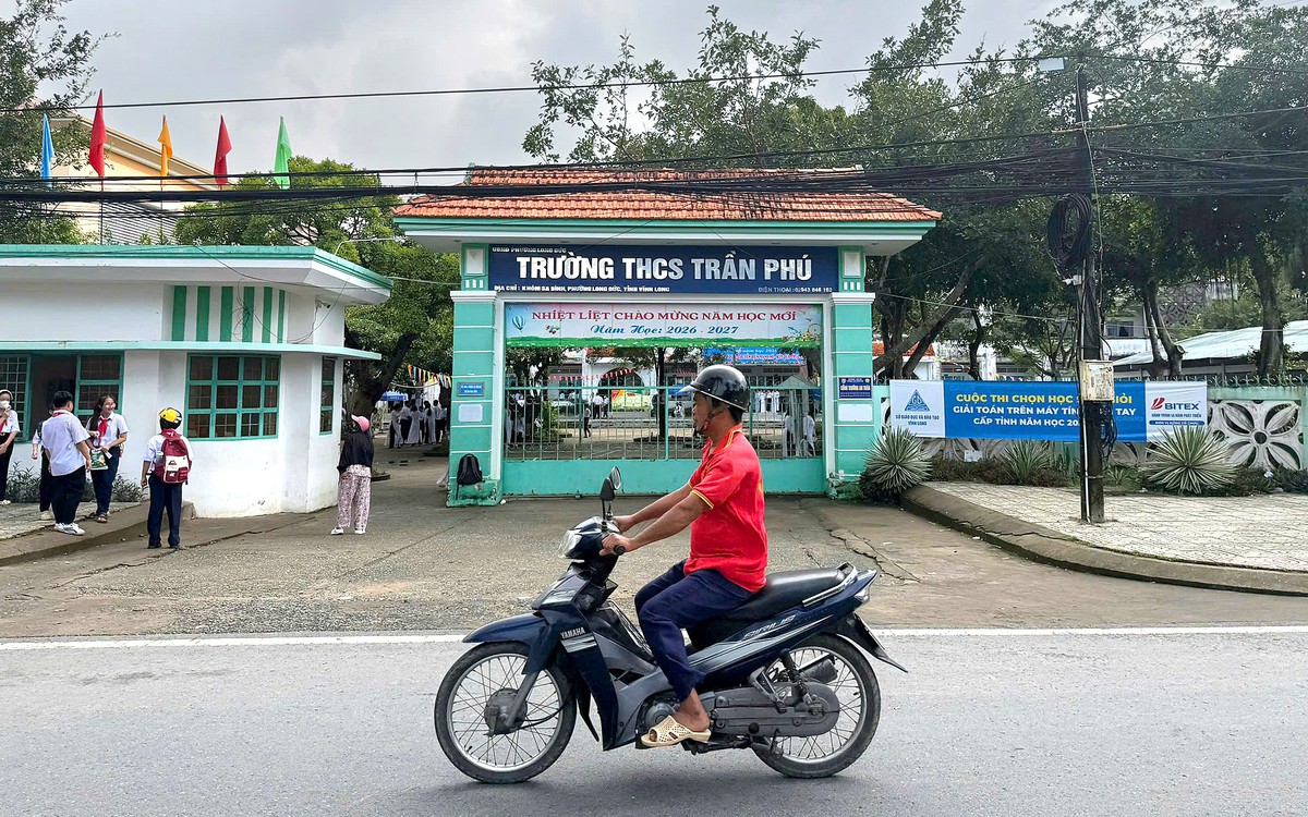 Học sinh lớp 8 bị nhóm bạn đánh bằng nón bảo hiểm trước cổng trường