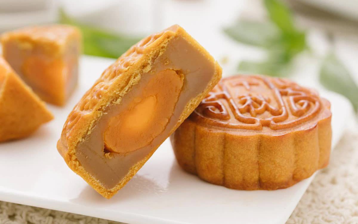Chiếc bánh trung thu bằng 5 bát cơm, ăn thế nào để không... 'mập ngay lập tức'?