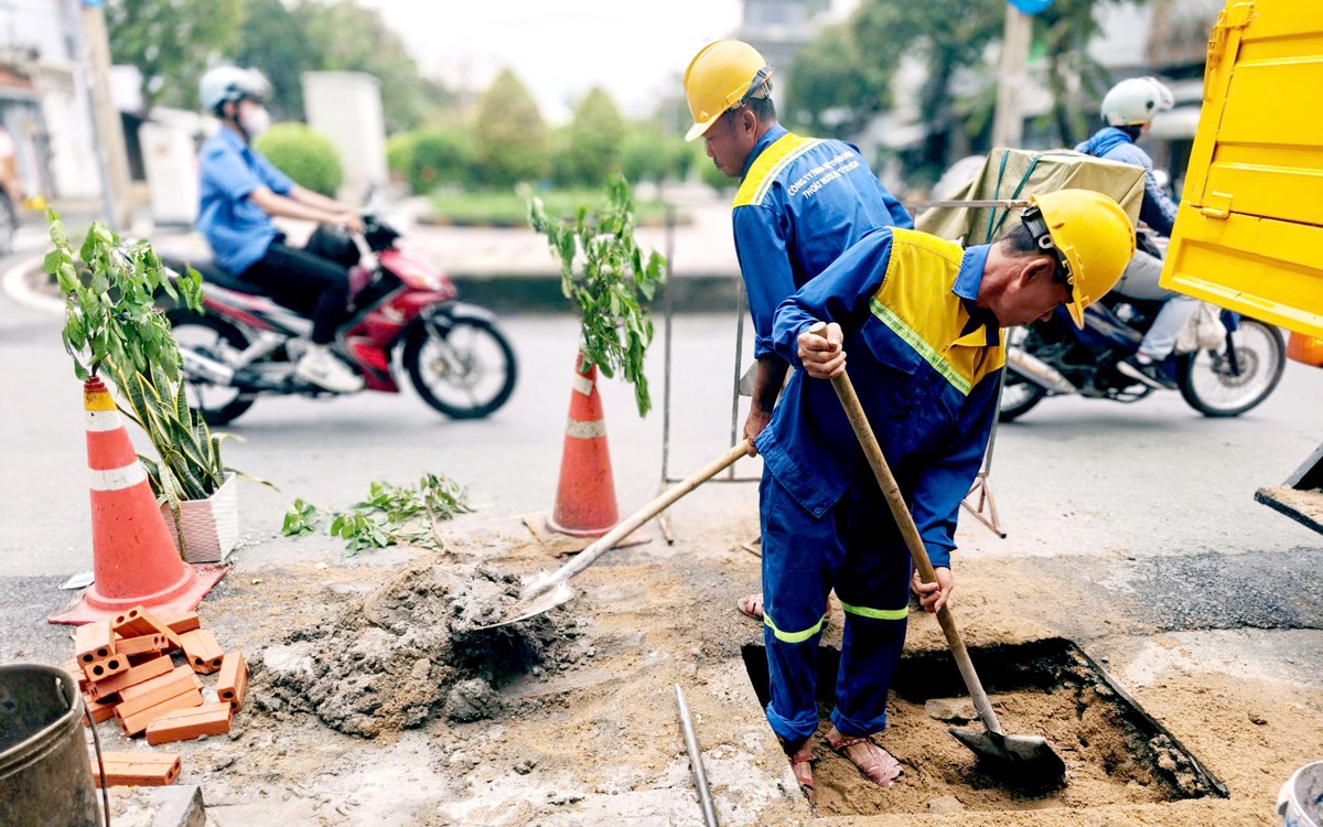 Khắc phục 'hố tử thần' gần trường học, xuất hiện sau mưa lớn ở TP.HCM