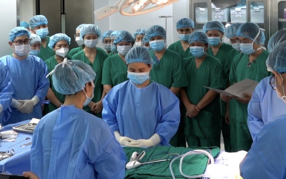 Xúc động hình ảnh y bác sĩ tiễn biệt đồng nghiệp chết não trước giờ hiến tạng