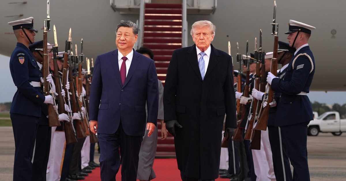 Ông Trump bắt tay, trao đổi với ông Tập Cận Bình tại cầu thang máy bay