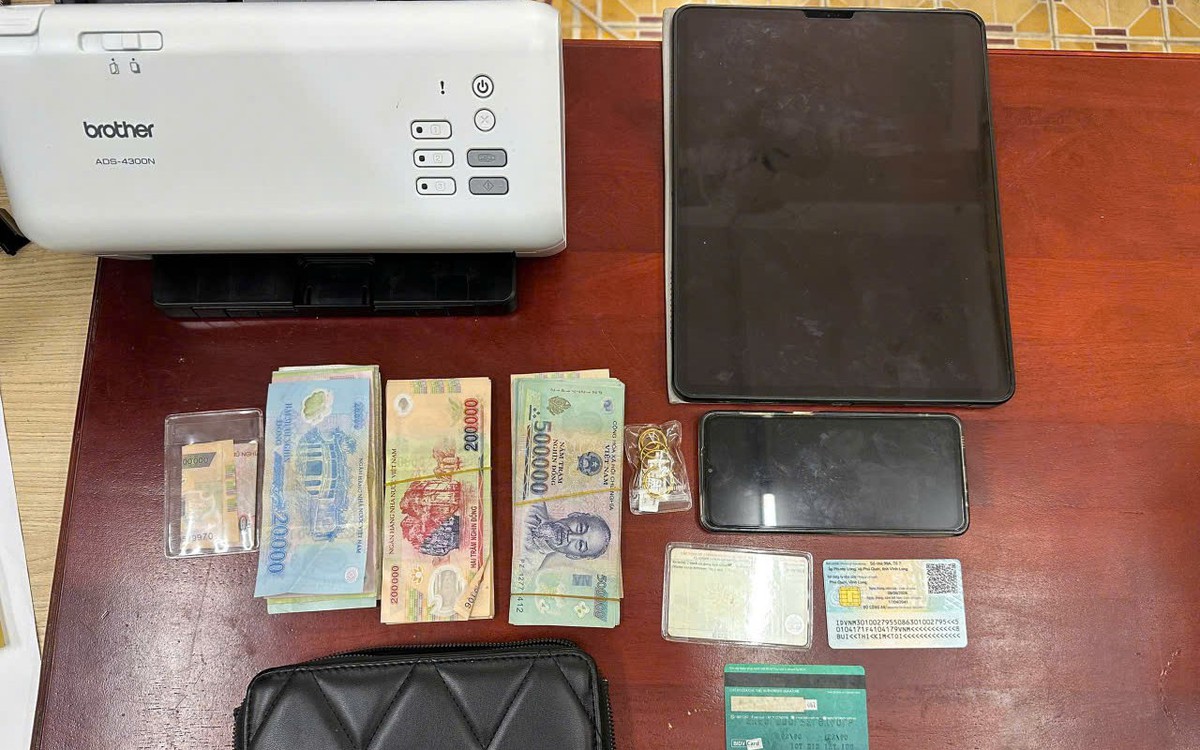Nhặt được ba lô chứa 38 triệu đồng, 7 nhẫn vàng cùng iPad, hai người mang đến công an