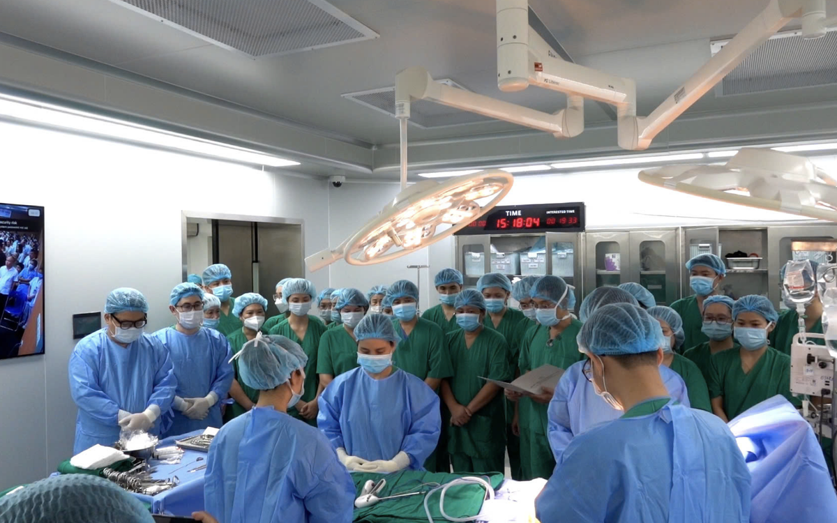 Xúc động hình ảnh y bác sĩ tiễn biệt đồng nghiệp chết não trước giờ hiến tạng