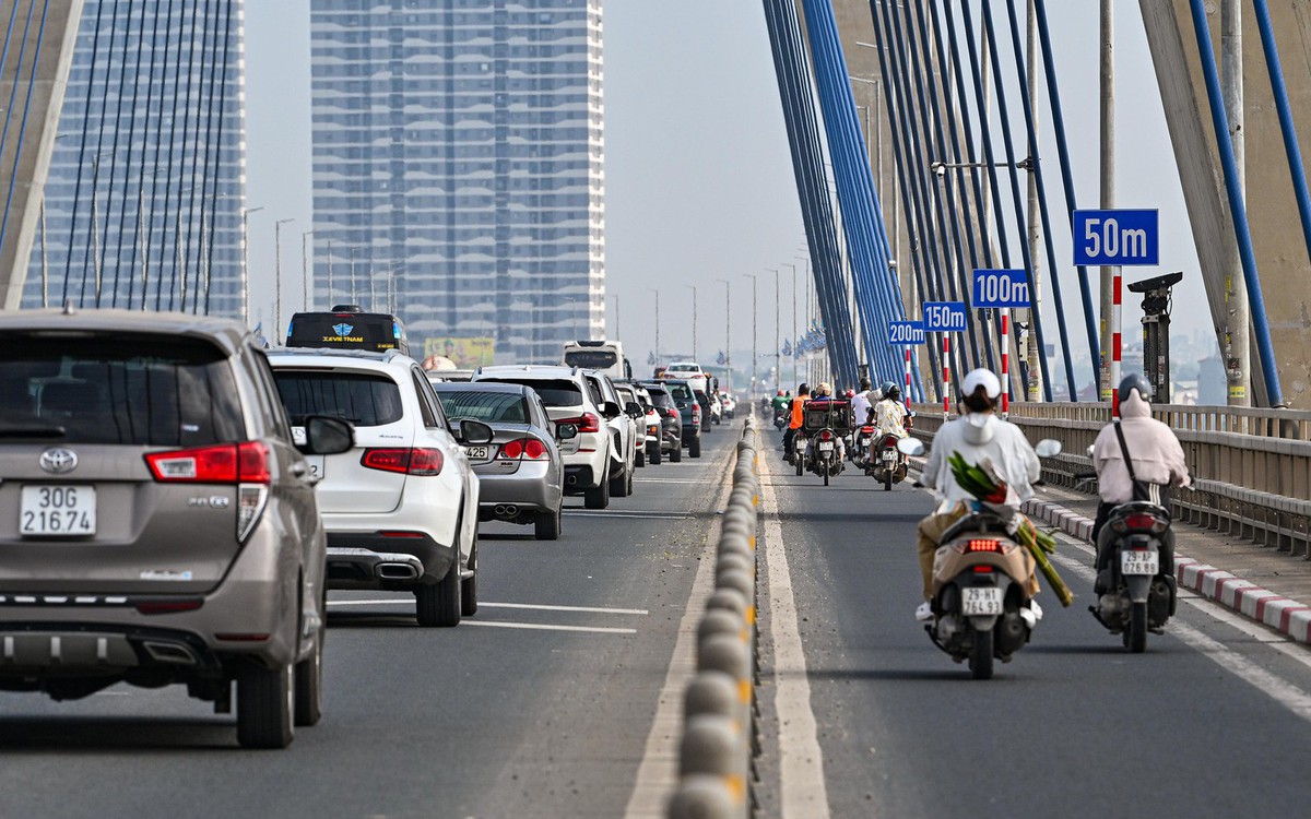Lắp biển báo, vạch xác định khoảng cách trên cầu Nhật Tân: Cảnh sát giao thông chủ yếu tuyên truyền