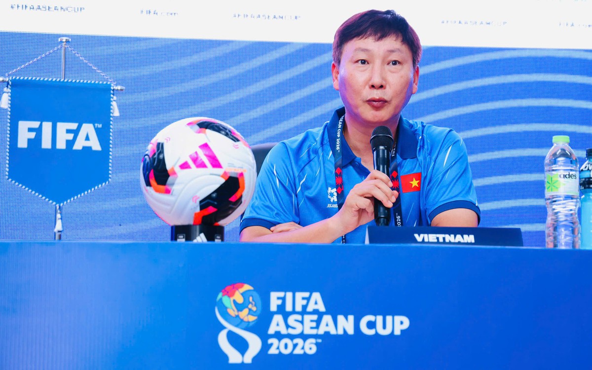 HLV Kim Sang Sik: 'Cầu thủ nhập tịch và Việt kiều là sự lựa chọn tốt nhất hiện tại'