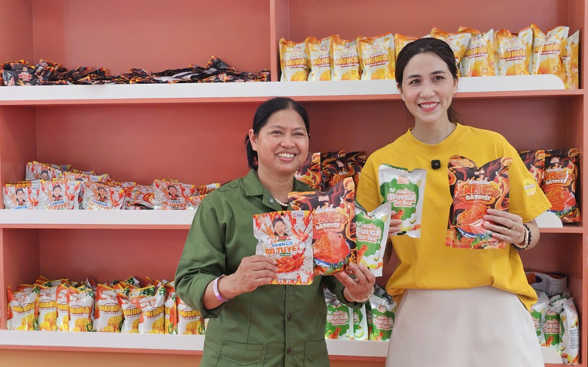 Bạn trẻ không ngại đội mưa, xếp hàng nếm thử món hot chợ mạng dịp Tết Trung thu