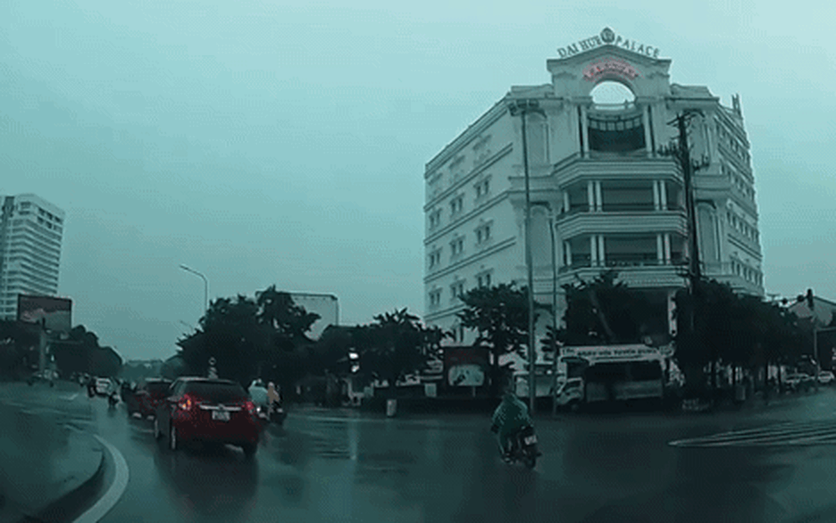 Sét đánh trúng người phụ nữ chạy xe máy ở Vinh