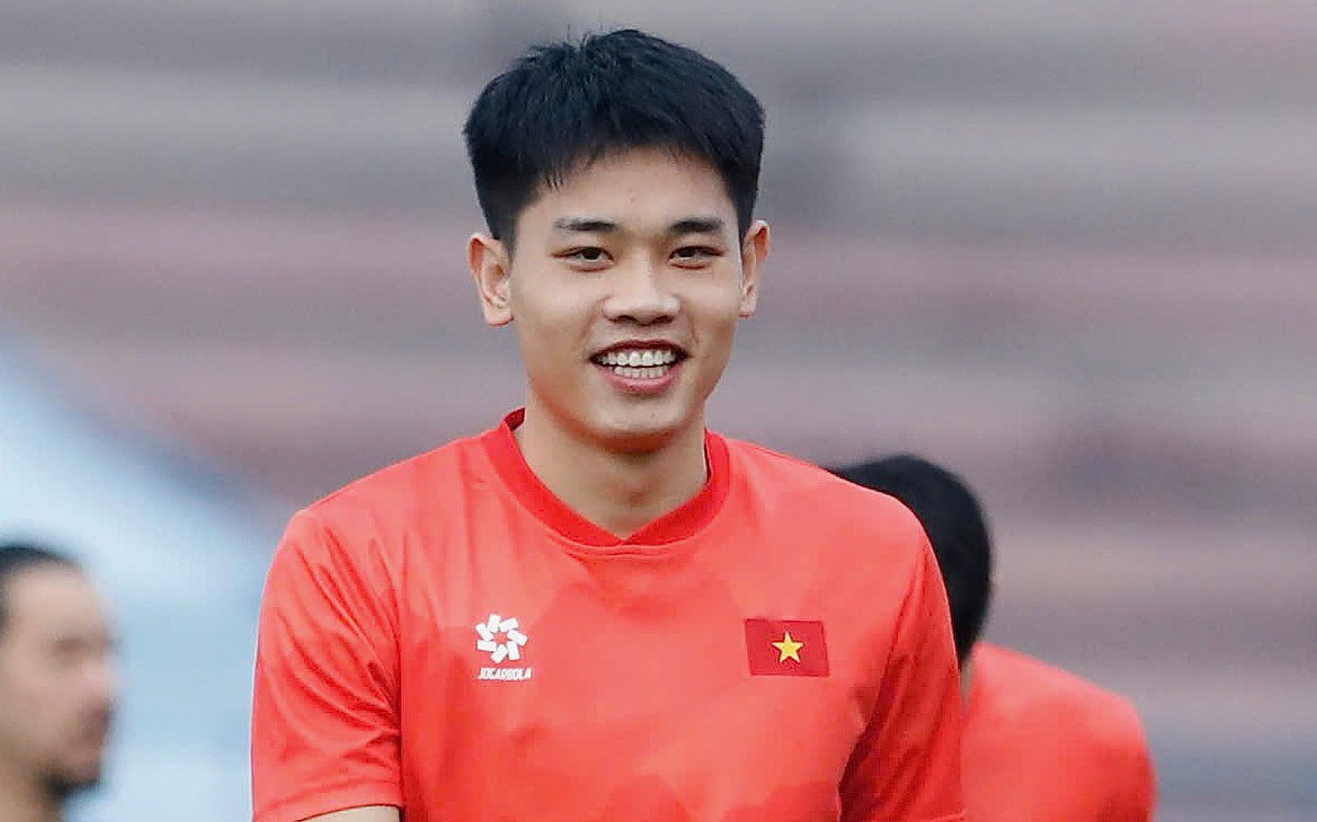Đình Bắc thoải mái trong ngày đầu làm đội phó đội tuyển Việt Nam