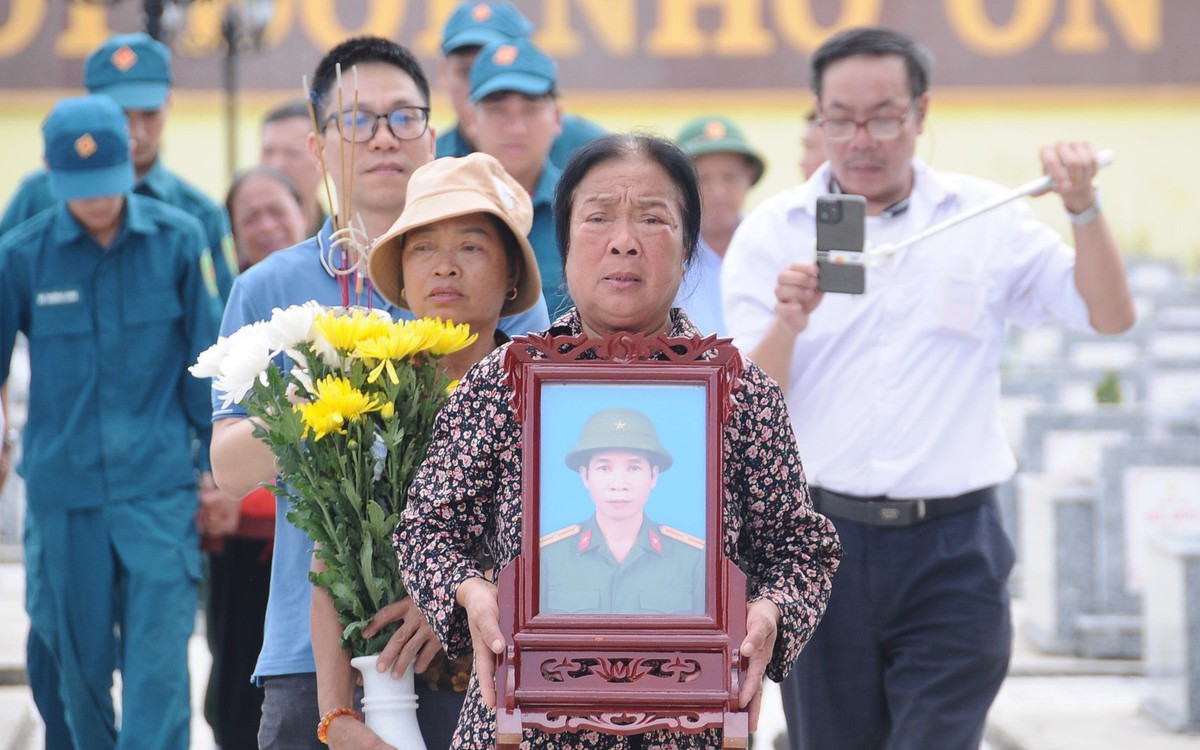 'Chào đồng đội, tôi trở về với mẹ, với quê hương'