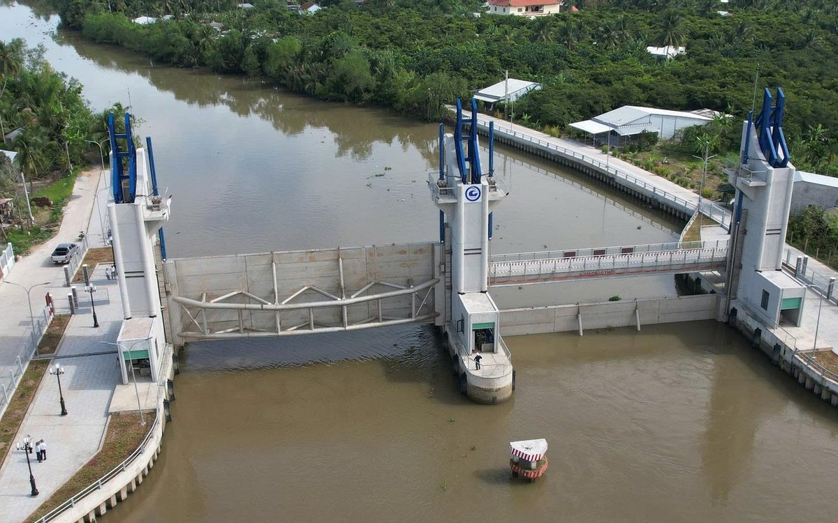 Đồng Tháp đóng nhiều cống dọc sông Tiền để ứng phó triều cường