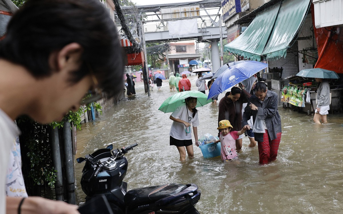 Bangkok ngập sâu, cả thủ đô Thái Lan ban bố tình trạng thảm họa