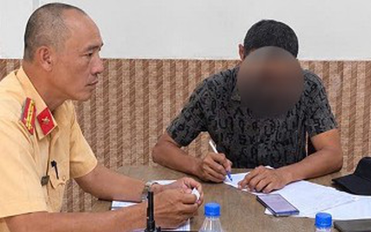 Tài xế xe ben chở đất làm rơi vãi trên đường Cộng Hòa bị phạt 6 triệu đồng