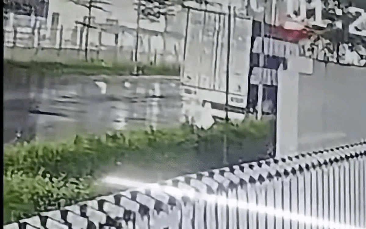 3 người đi xe máy tử vong sau cú tông vào đuôi xe tải