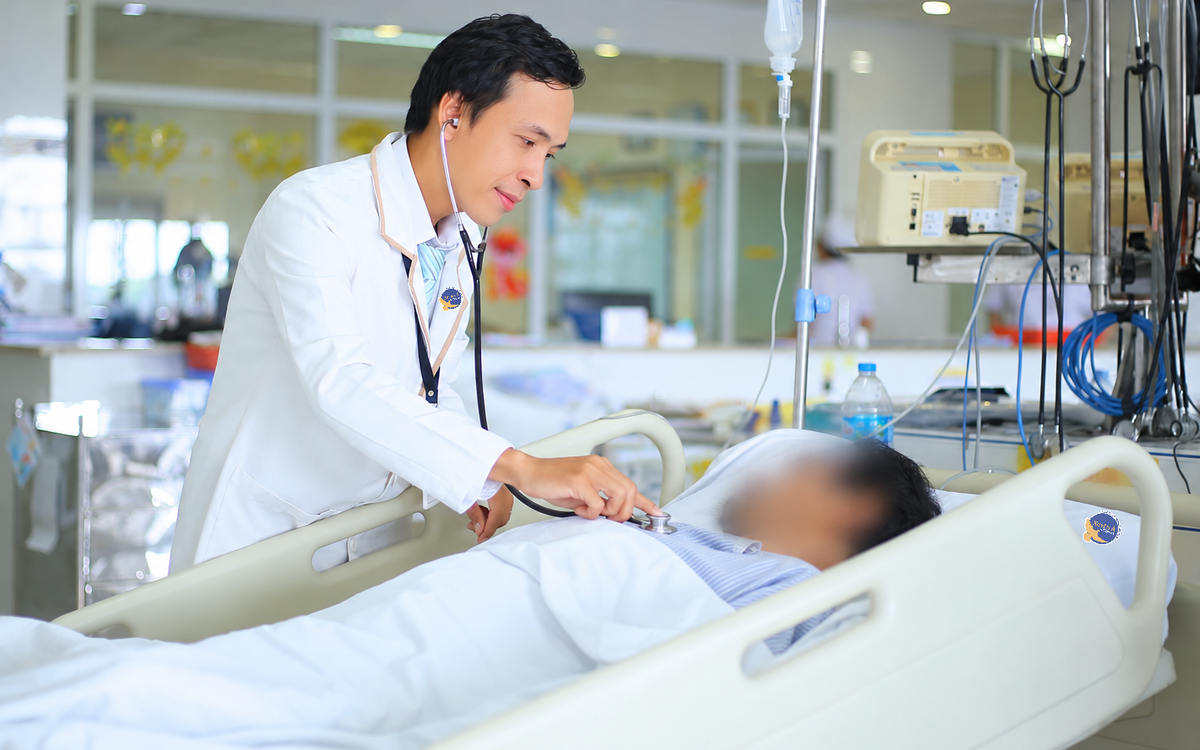Người đàn ông nhập viện cấp cứu vì uống nhầm hóa chất cất trong tủ lạnh