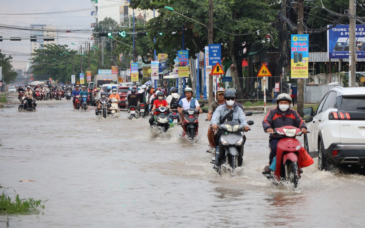 Hình ảnh triều cường ở mức báo động 3, gây ngập nhiều nơi ở Cần Thơ