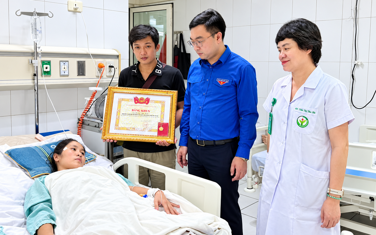 Trao huy hiệu 'Tuổi trẻ dũng cảm' cho cô giáo phải cưa chân vì cứu trò