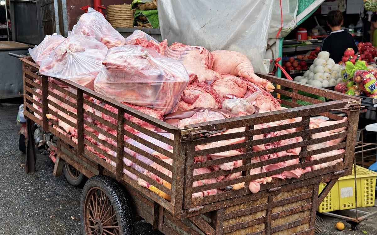 Sử dụng xe tự chế gỉ sét chở thịt heo: Nhìn thấy hết muốn ăn!