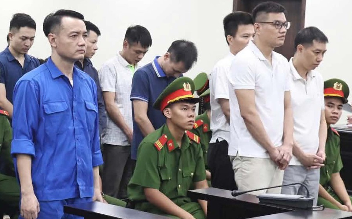 Hai ‘ông trùm’ vụ sữa giả lĩnh 30 năm tù, cựu công an lừa ‘chạy án’ và cựu chi cục trưởng cùng lĩnh 12 năm