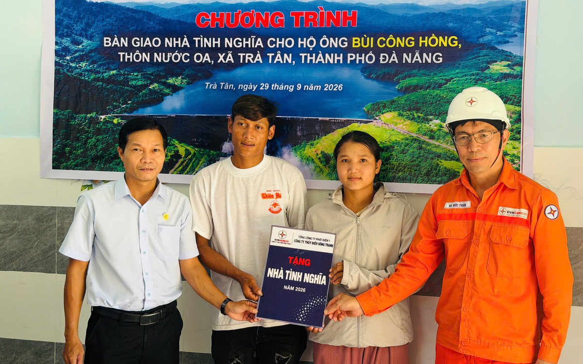 Hai hộ nghèo ở Trà Tân nhận nhà mới trước mùa mưa