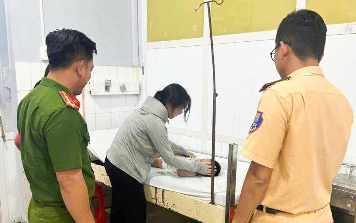 Công an Phú Quốc hỗ trợ cháu bé đang lên cơn co giật đến bệnh viện kịp thời