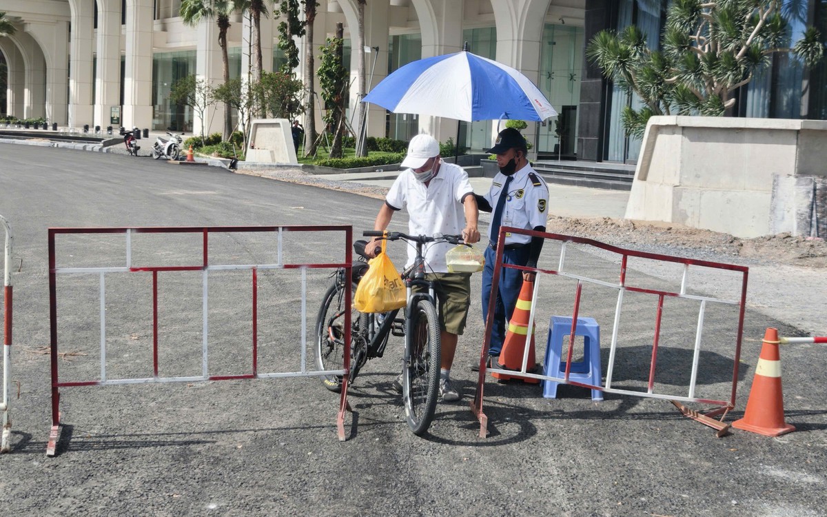 Đường ven rạch Xuyên Tâm vừa thông, bảo vệ trường đại học dựng rào không cho đi