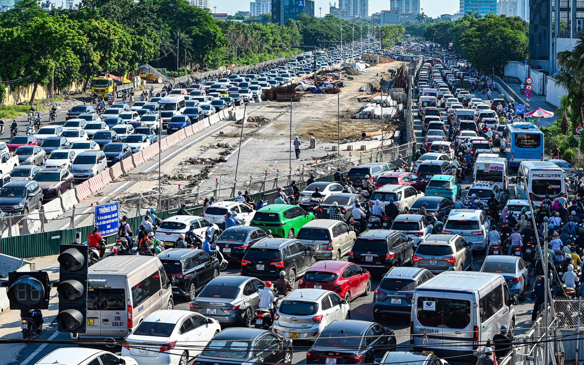 Cầu Vĩnh Tuy kẹt cứng ngày đầu đi làm sau lễ, nhiều người mất cả tiếng để qua cầu