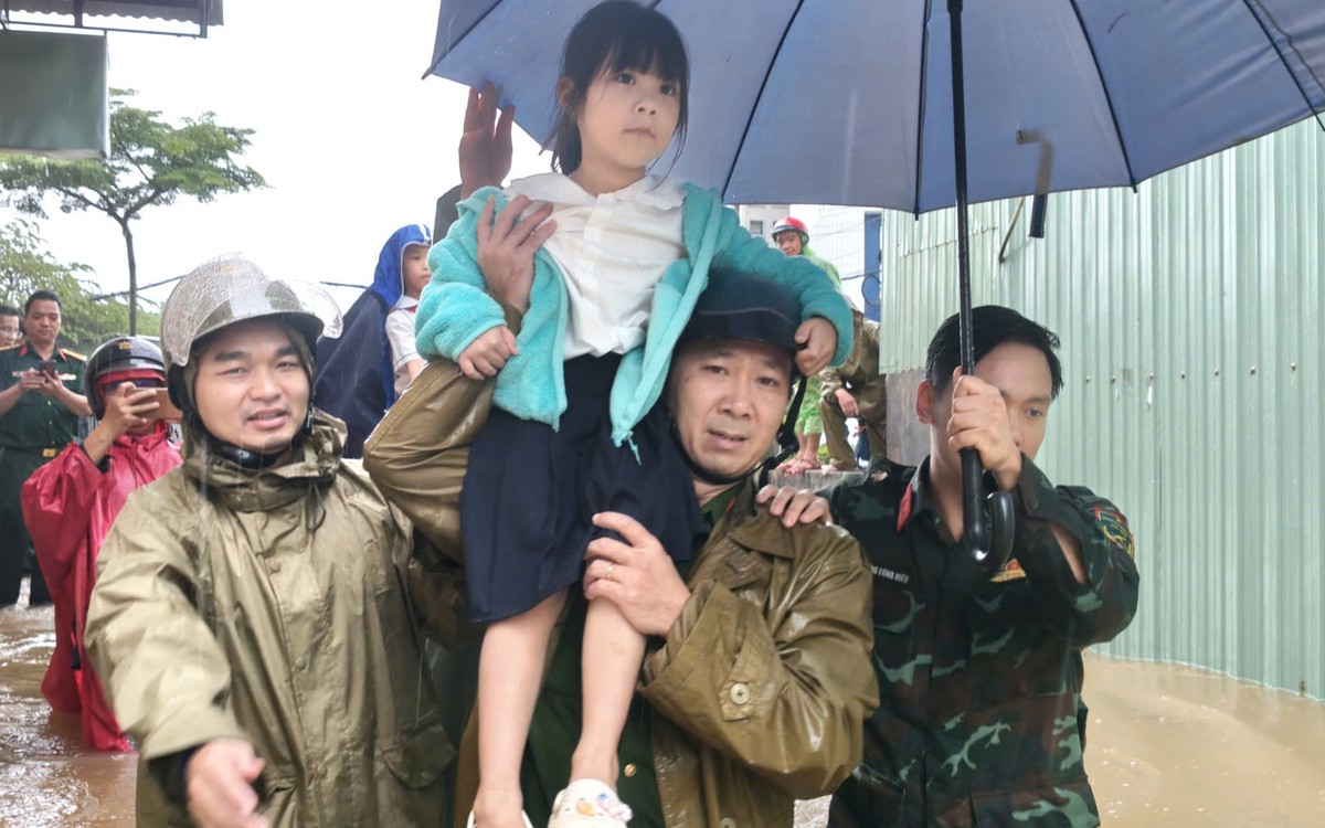 Gia Lai mưa lớn, nhiều nhà ngập hơn 1m: Hơn 100 người đưa dân đi sơ tán