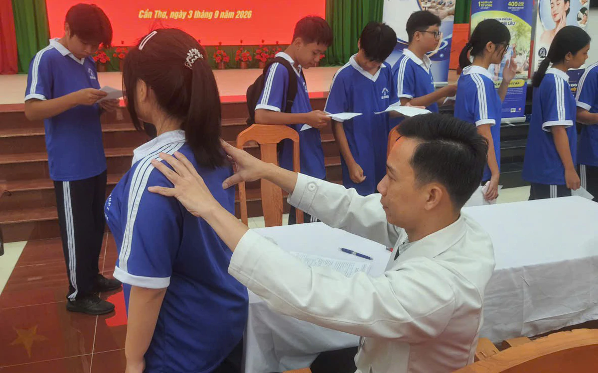 Bệnh viện quân đội khám sức khỏe miễn phí cho hàng ngàn học sinh Cần Thơ