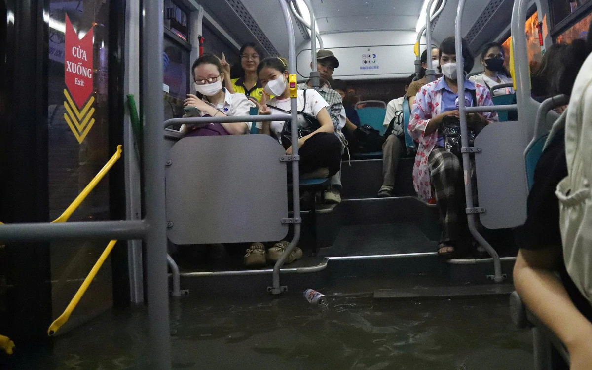 Đường Phan Huy ích ngập nặng 'kỷ lục', nước tràn vào khiến xe buýt chết máy la liệt