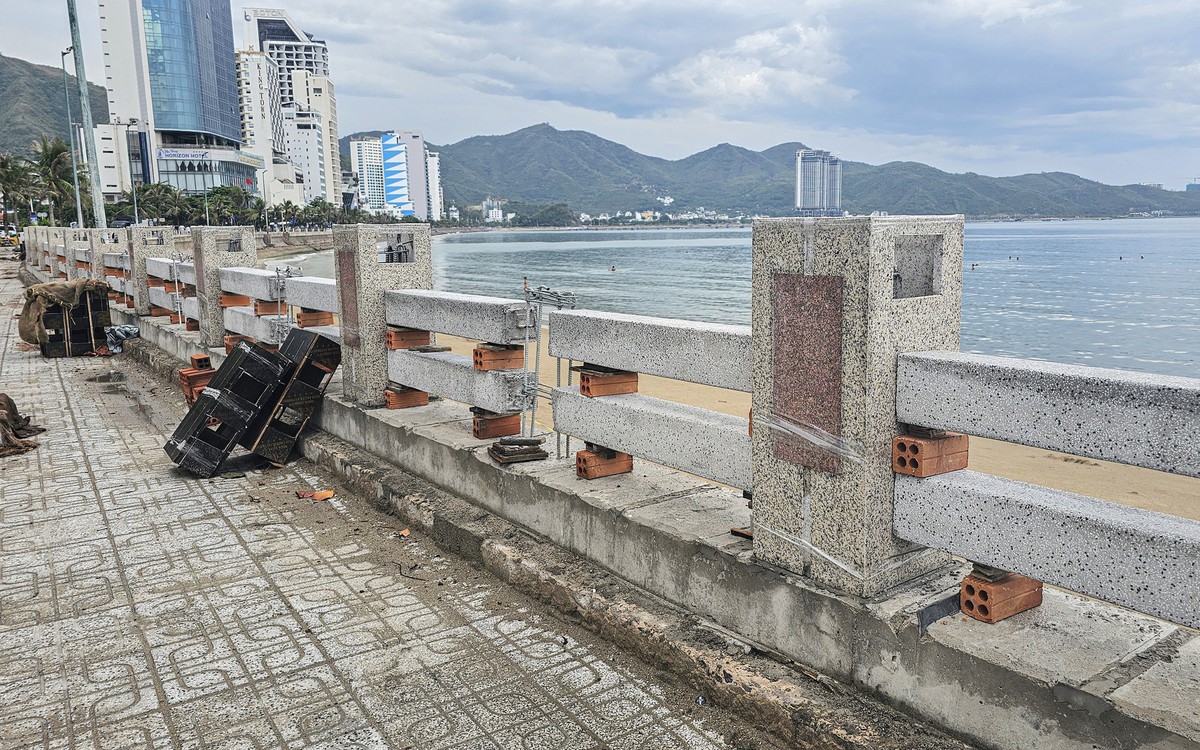 Lan can dọc bờ biển Nha Trang đầu tư gần 13,8 tỉ đồng ra sao sau 2 tháng thi công?
