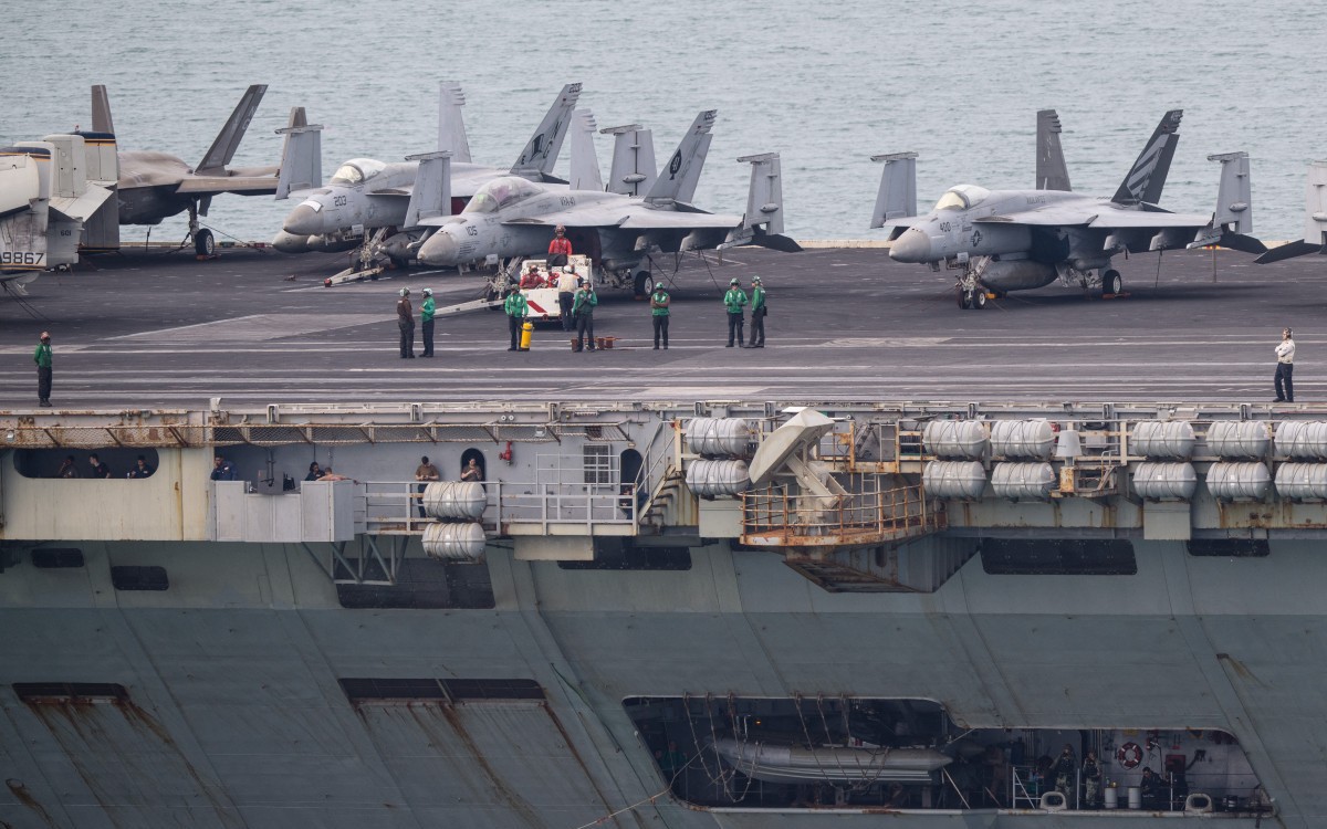 Thủy thủ tàu USS Abraham Lincoln làm nail, mát xa, uống dừa ở Thái Lan, cảm giác như 'đang mơ'