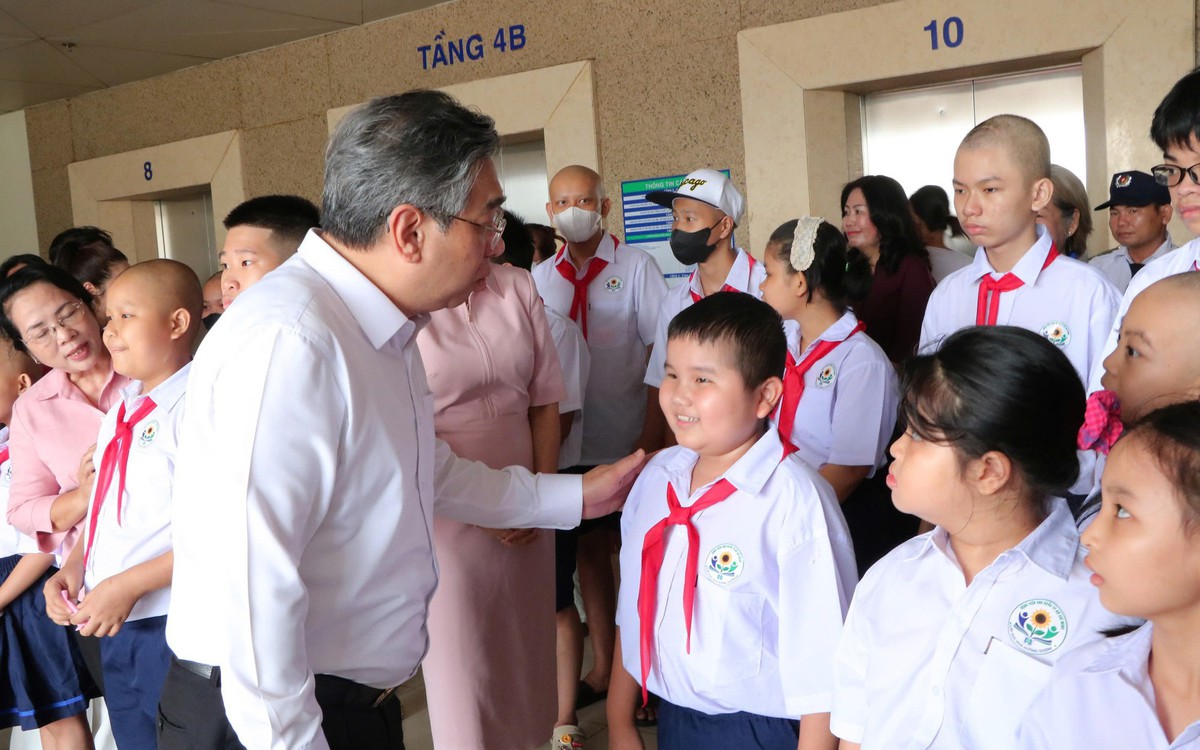 Tiếng trống khai giảng giữa bệnh viện: 'Con muốn được hết bệnh để đi học cùng với bạn'