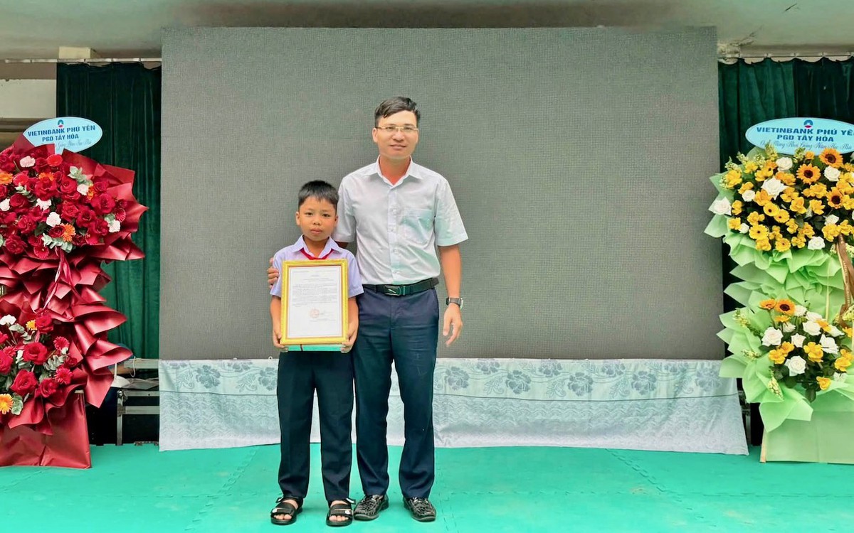 Trả lại túi đánh rơi, học sinh lớp 4 được khen thưởng ngay lễ khai giảng