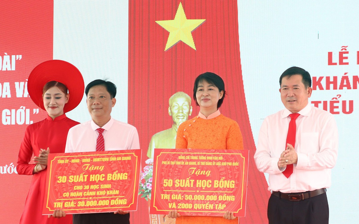 Ông Đinh Văn Nơi tặng 50 triệu đồng và 2.000 quyển tập cho học sinh khó khăn