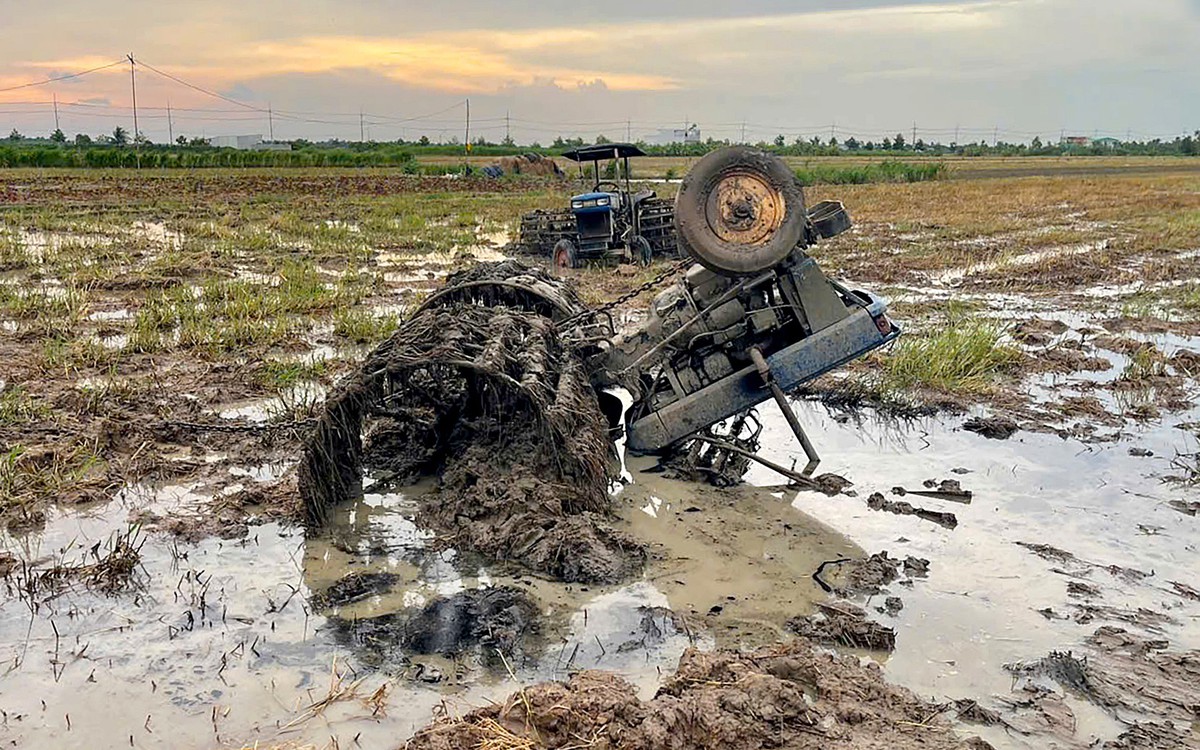Máy cày lật úp, đè bé trai 14 tuổi tử vong