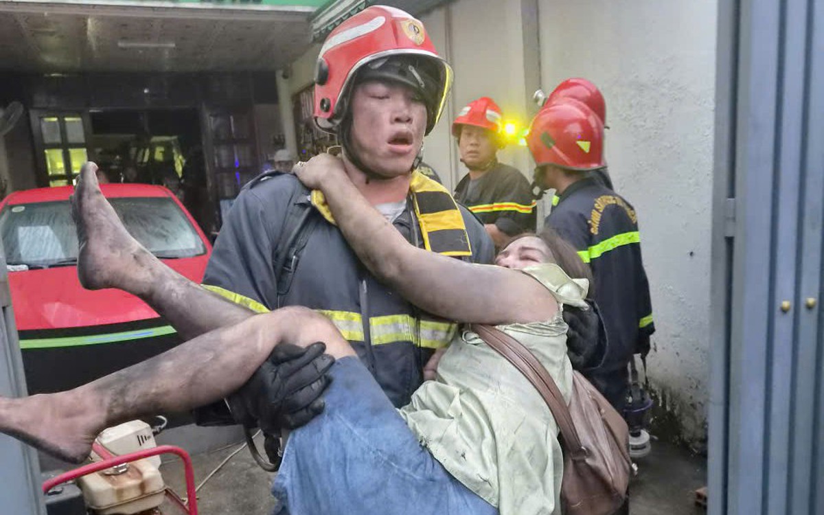 Cảnh sát chữa cháy lao vào khách sạn cứu 26 người trong vụ cháy làm 2 người tử vong